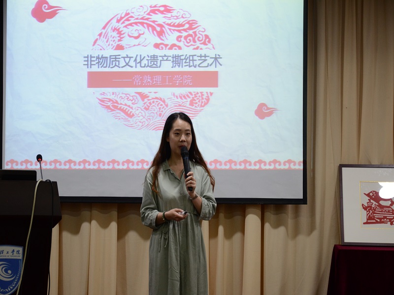 翟天麟讲解撕纸艺术.JPG