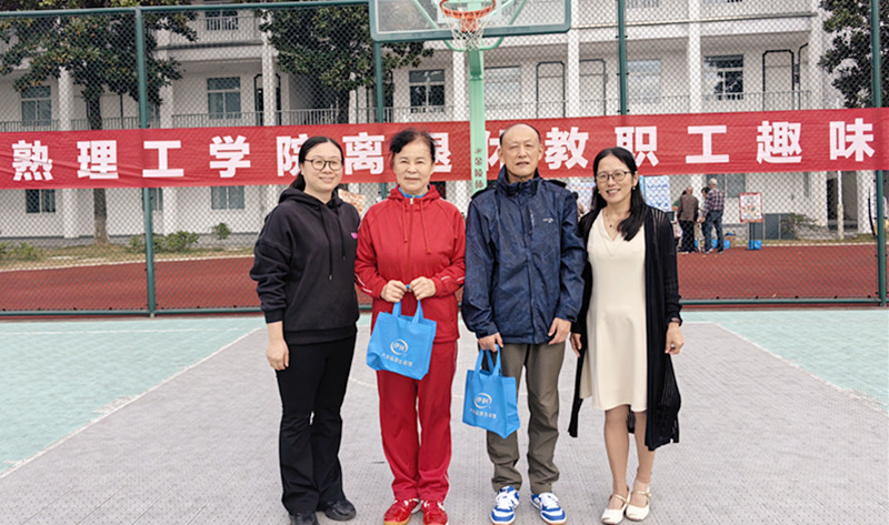 202410281730074078618584.jpg 乒乓球冠军颁奖.jpg