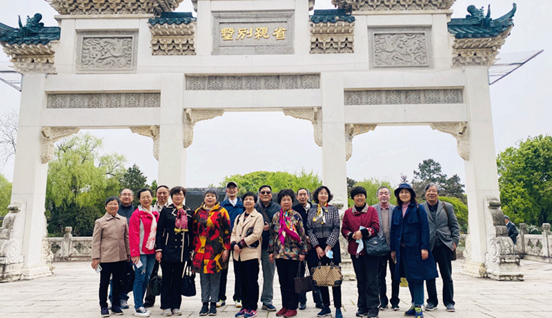 202104191618815924202510.jpg 合影(省亲别墅前)_副本.jpg