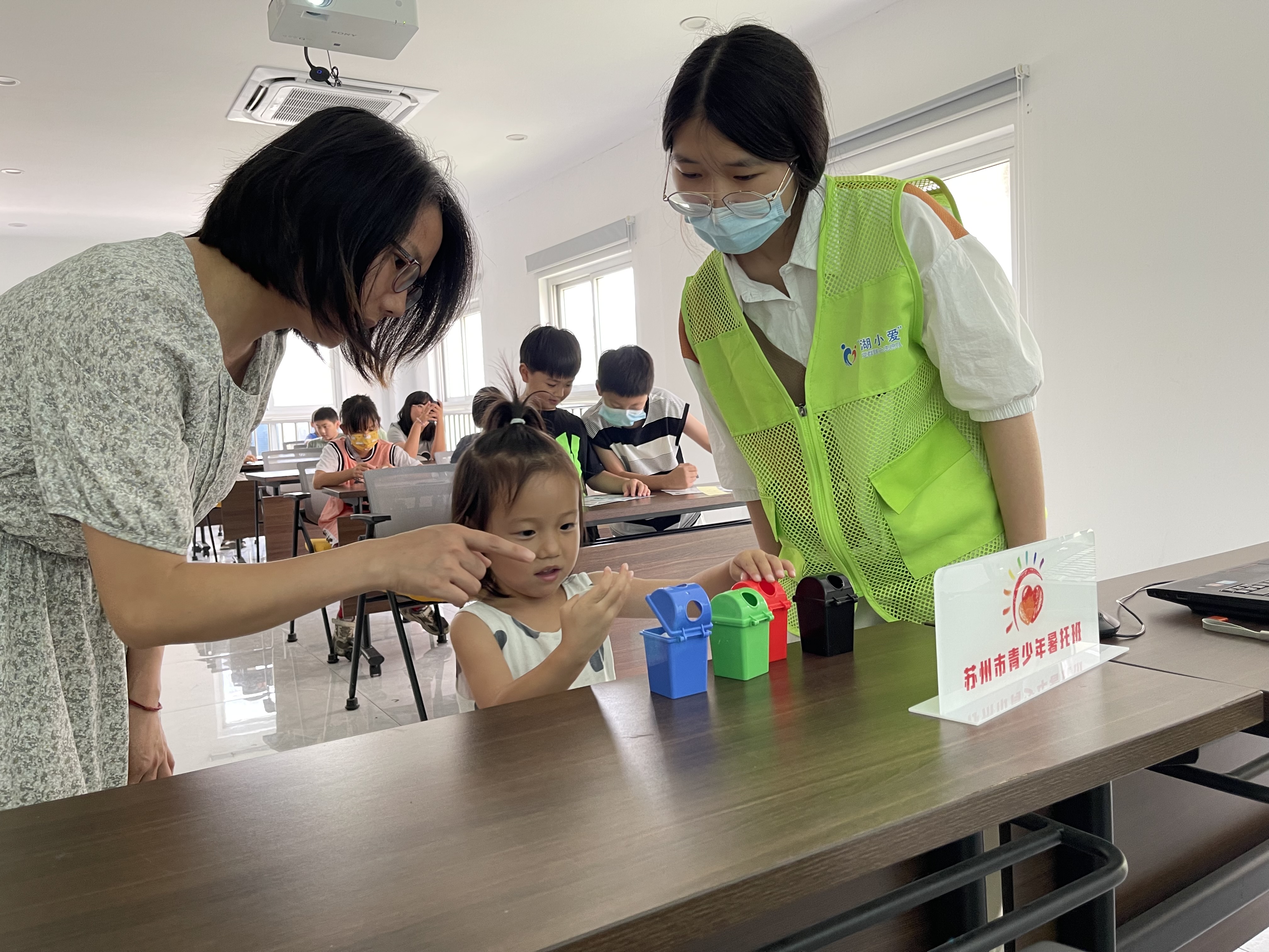 202211241669303754243919.jpg 7.7.13-党群服务中心-成员与家长、小朋友共同进行垃圾分类模拟.jpg