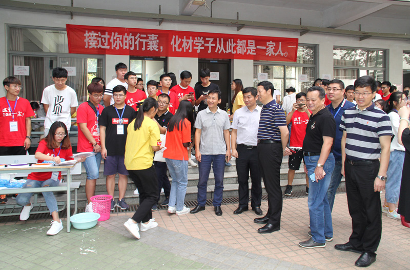 视察化材新生接待现场.jpg