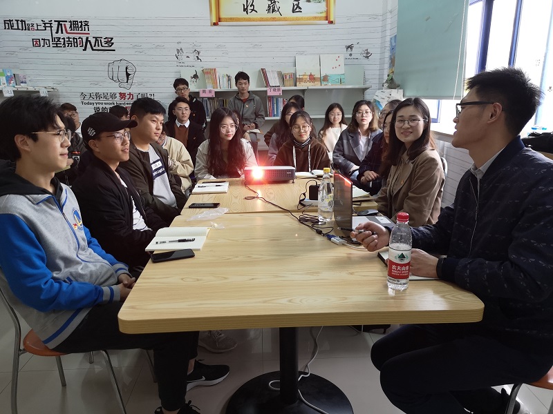 201903291553838602179560.jpg 03.27化材学院举行优秀毕业生经验交流座谈会02.jpg