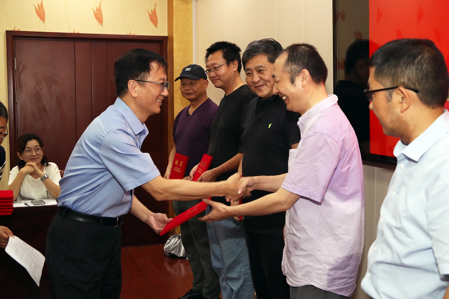 姜建明校长颁发聘书1.JPG