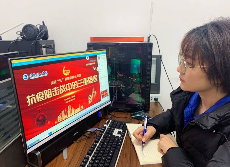 202002271582779361820940.jpg 辅导员董老师听报告.jpg