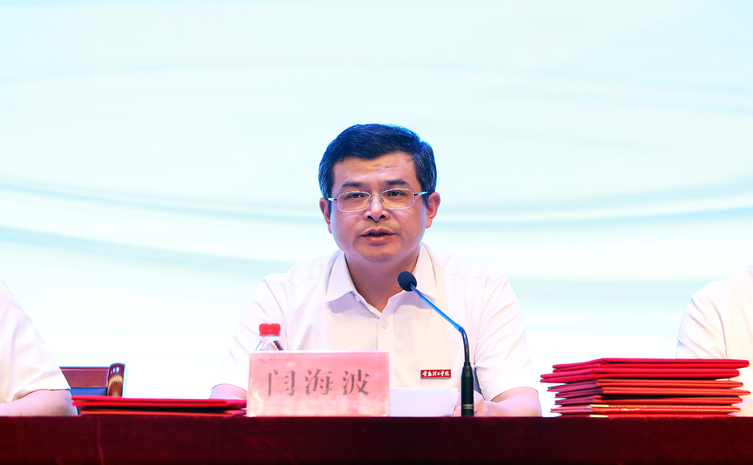 202309081694162339218155.jpg 闫海波纪委书记宣读从事教育工作满30年教龄教师名单.JPG