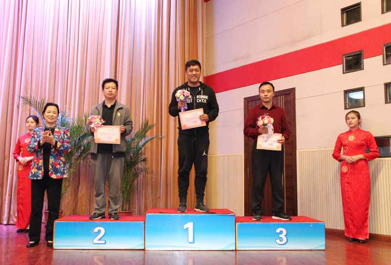 5钱素平副校长为羽毛球比赛前3名的分工会颁奖.jpg