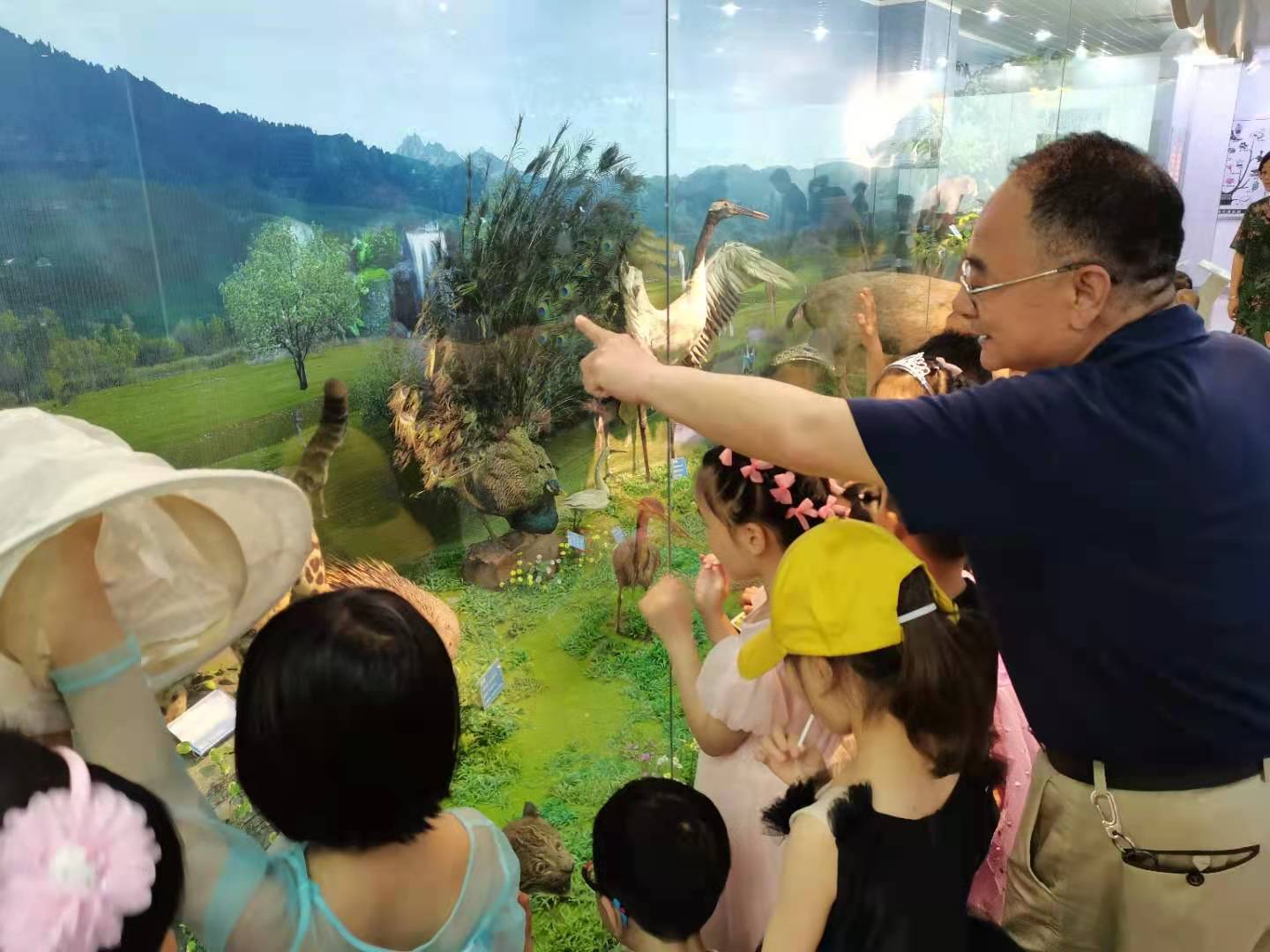 202106021622621603245767.jpg 参观标本馆.jpg