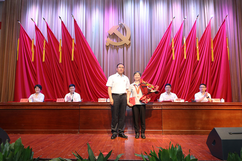 202306301688133328704094.jpg 为朱老师颁奖.jpg