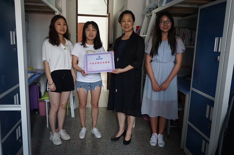 201906131560416439589802.jpg 为十佳百强宿舍授牌_副本.jpg