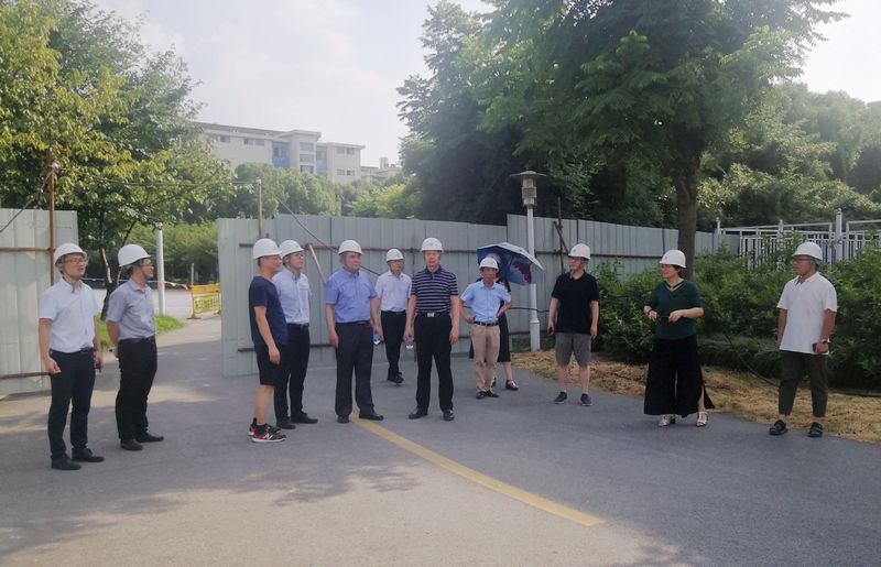 看正在建造的快递中心.jpg