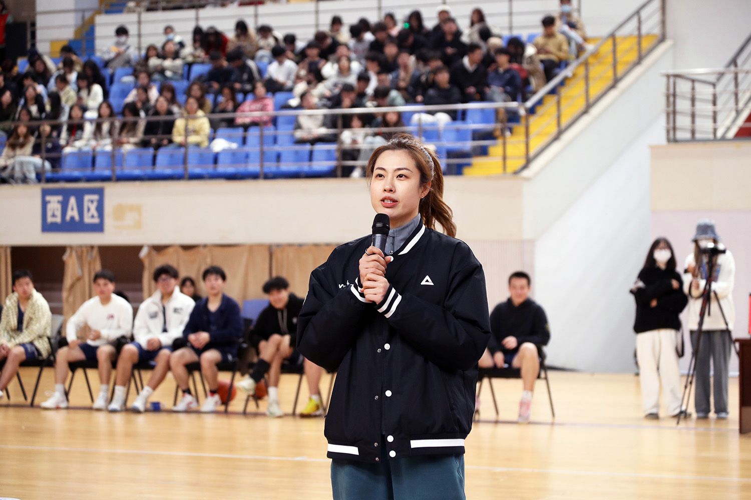江苏女篮陈晓佳教练员讲话.JPG