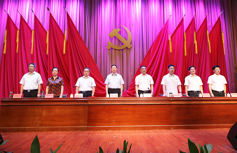 202207011656667383440575.jpg 唱国歌主席台.JPG