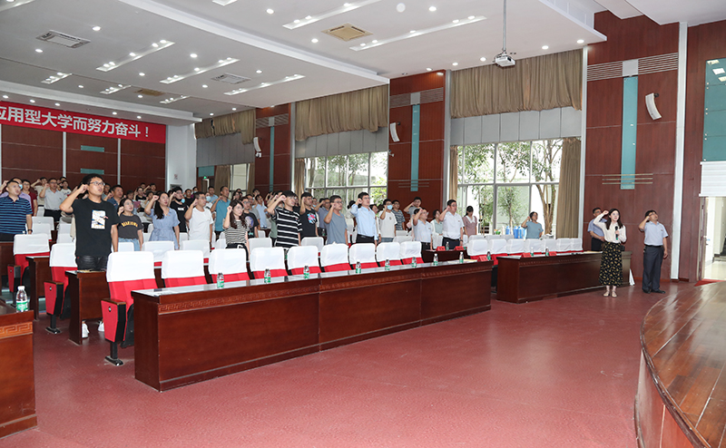 202109291632912103792516.jpg 全体新教师入职宣誓(纺织服装与设计学院王艺领誓.jpg