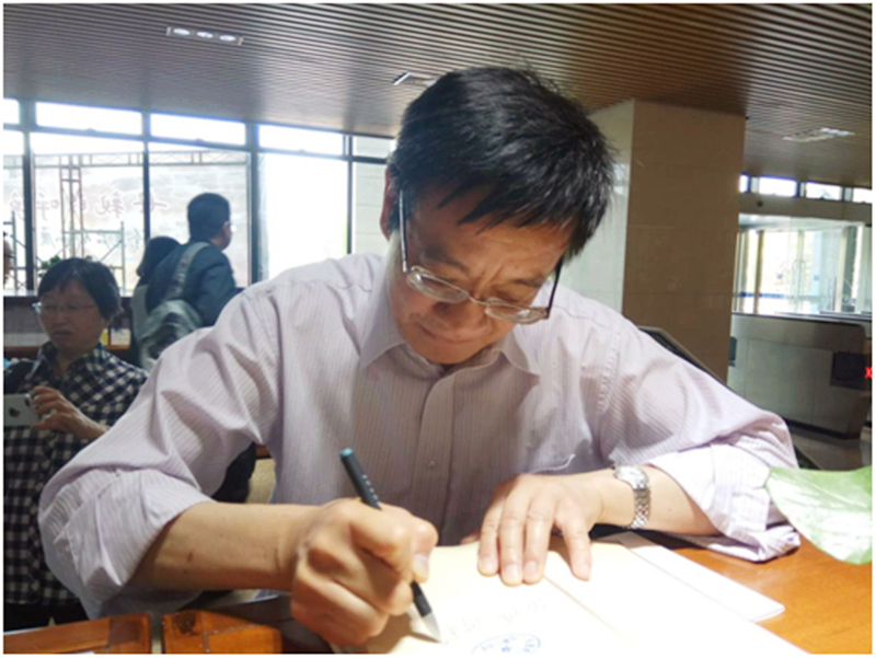 袁老师签名.png