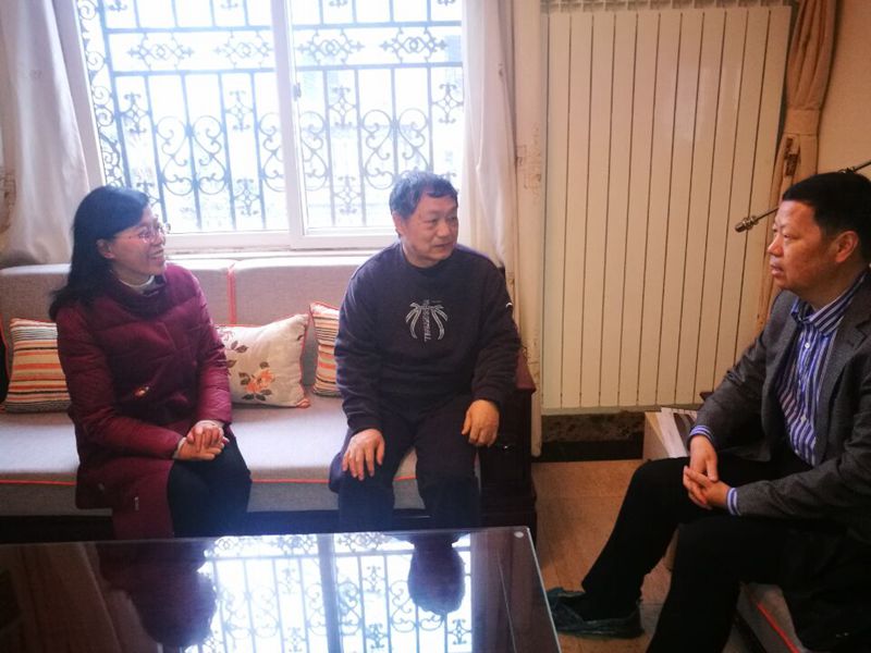 201801301517305424452462.jpg 2慰问原校党委书记许霆(中)_副本.jpg