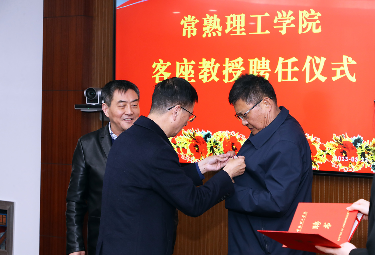 佩戴校徽.JPG