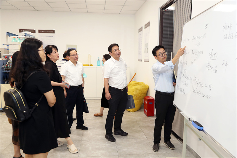 202309131694589672699331.jpg 参观实验室2.jpg