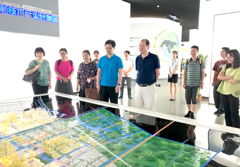 201806151529032455589728.jpg 参观通州城市展览(周书记等在模型前).jpg