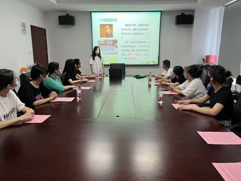 202207261658821233429893.jpg 数学与统计学院“禁毒先锋 青春护航”实践团赴常熟常福街道碧海社区开展禁毒知识宣讲.jpg