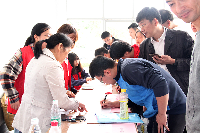 工会工作人员正在发放奖品.jpg
