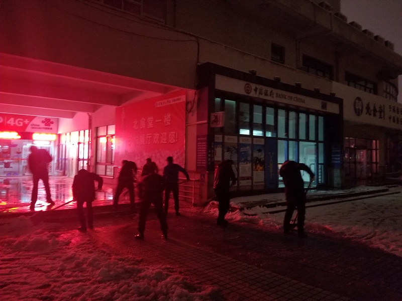 学生餐厅扫雪除冰.jpg