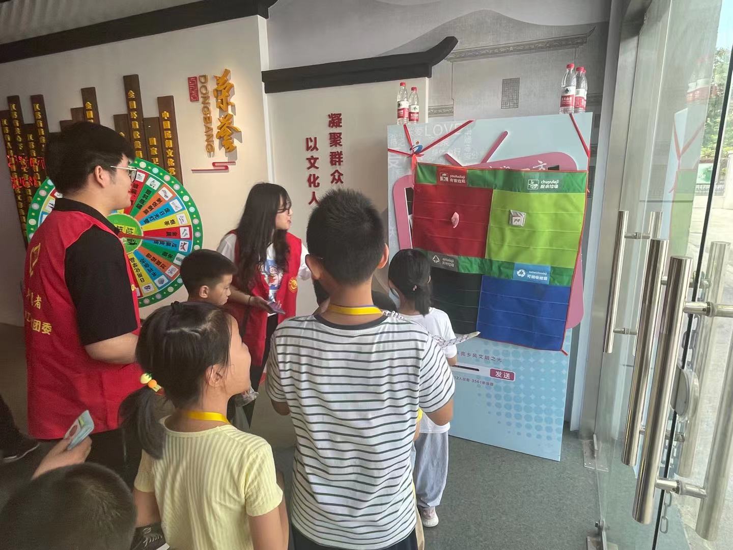 202107271627369650666594.jpg 汽车工程学院“绿色卫士”实践团在常熟进行垃圾分类志愿活动.jpg