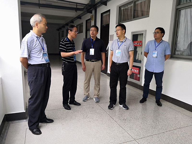 202009211600650201780633.jpg 巡查人员交流.jpg