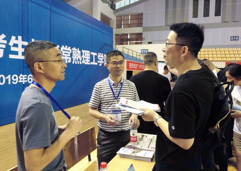 我校体育馆内3.jpg
