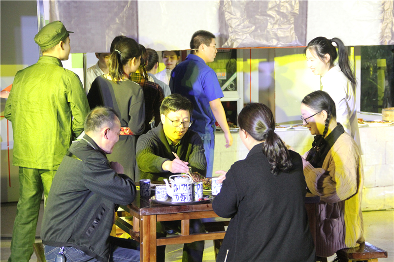 常熟理工学院副校长李俊峰客串出演话剧《《岁月沉浮四十载——那些年 我们吃过的食堂》.jpg