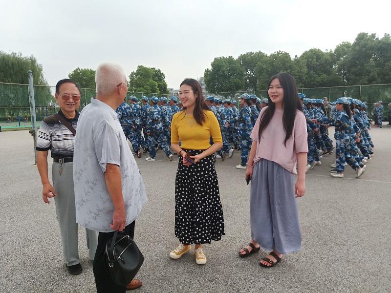 201909141568428052702527.jpg 关心下一代——离退休教师中秋回校看望化材学子.jpg