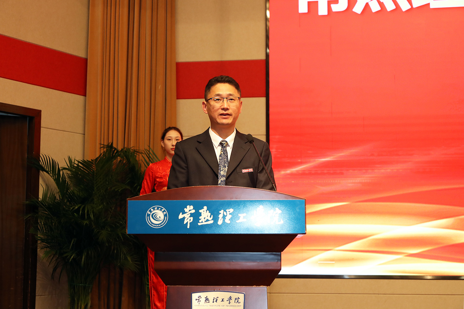 202310271698408963384480.jpg 王继元副校长宣布体育道德风尚奖代表队名单.JPG
