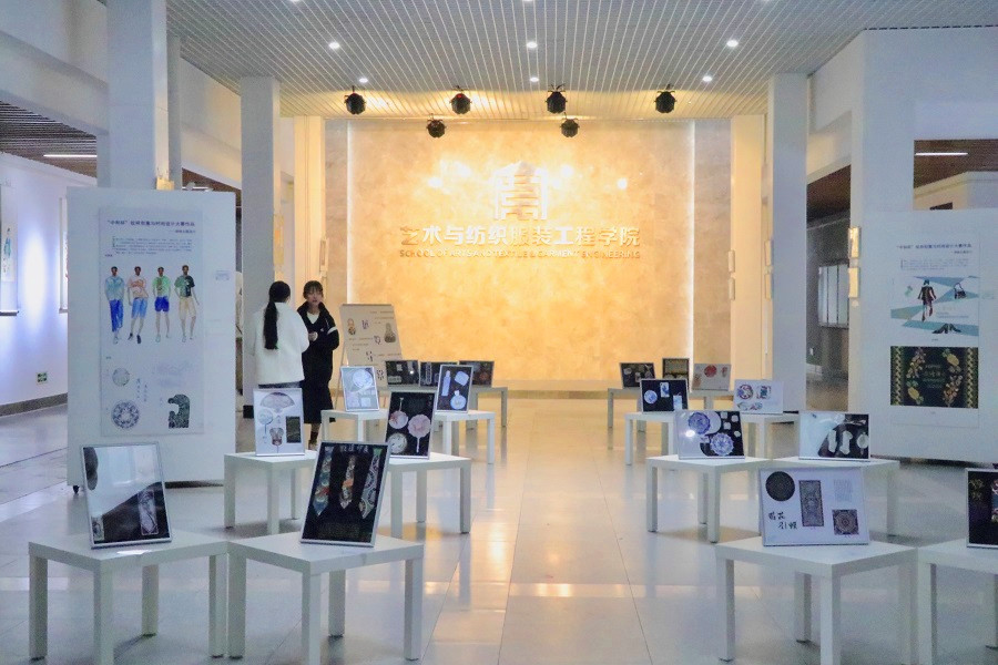201912271577379628331699.jpg 纺织服装与设计学院展厅_副本.jpg