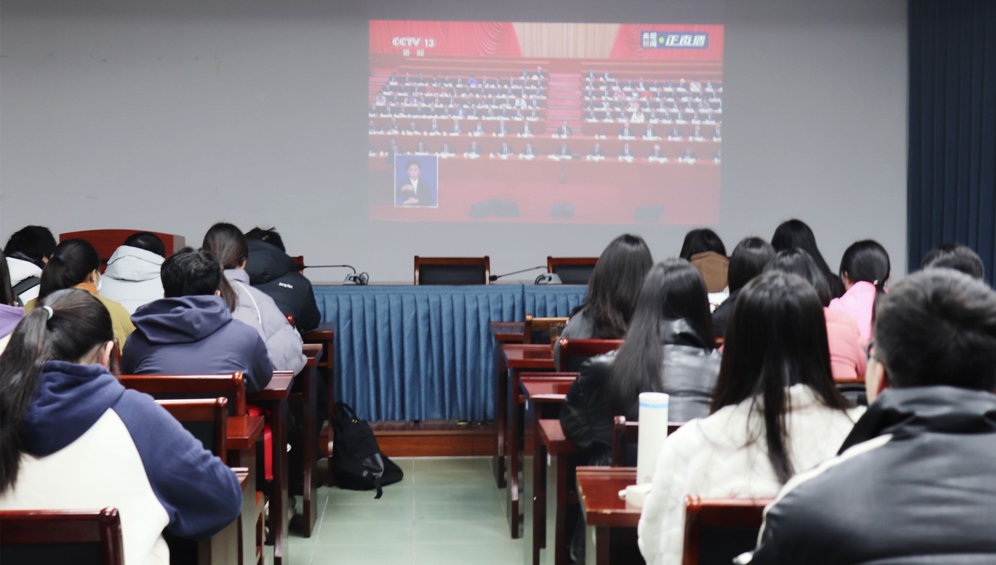 学生集中收看_副本_副本.jpg