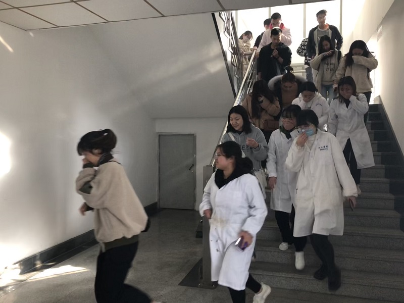 201911221574390813387655.png 11.20化材学院消防知识现场讲座和逃生避险疏散演练 (5).png