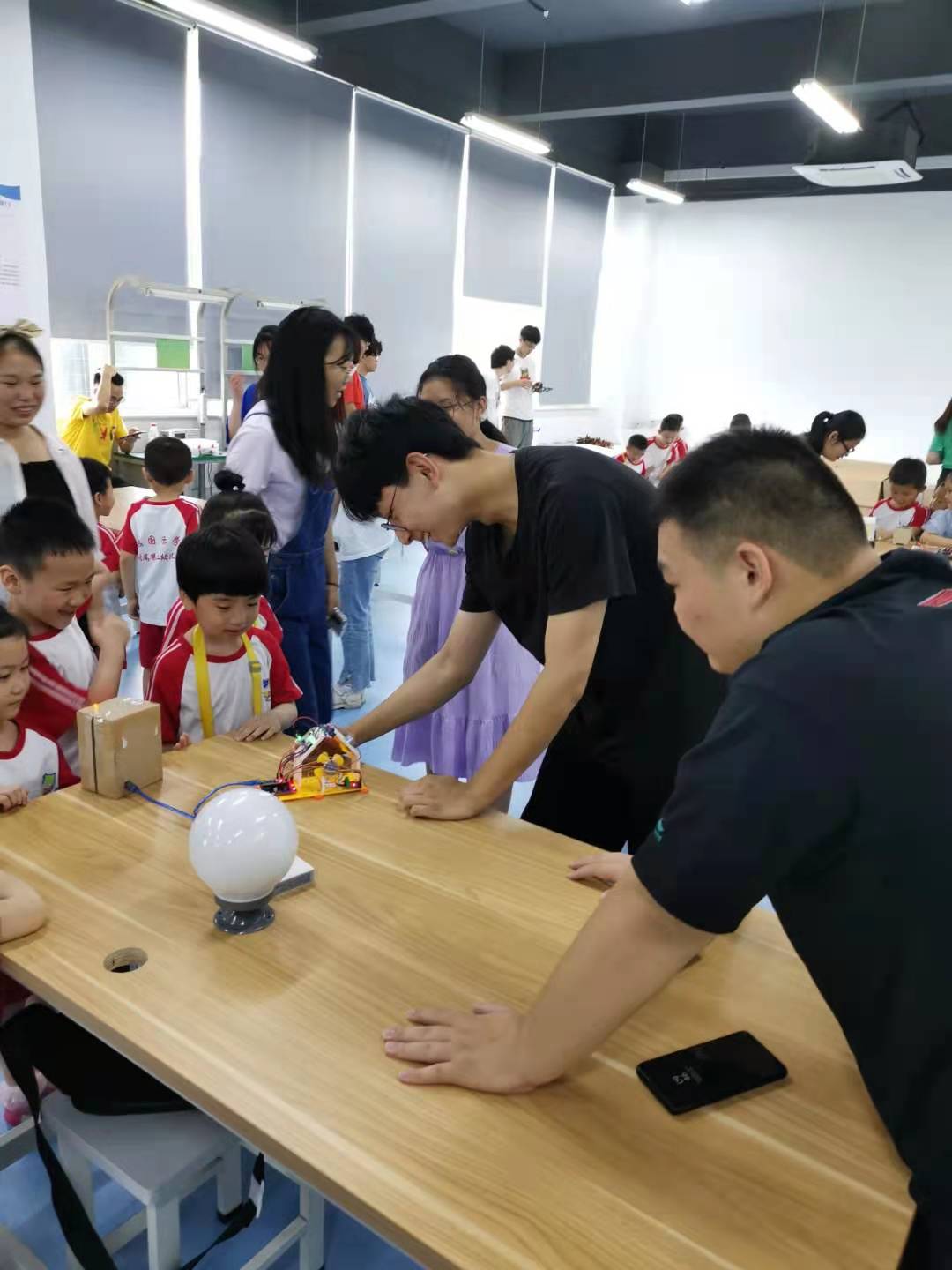 202108041628042847874371.jpg 电子信息工程学院“科技点亮童心”活动-2.jpg