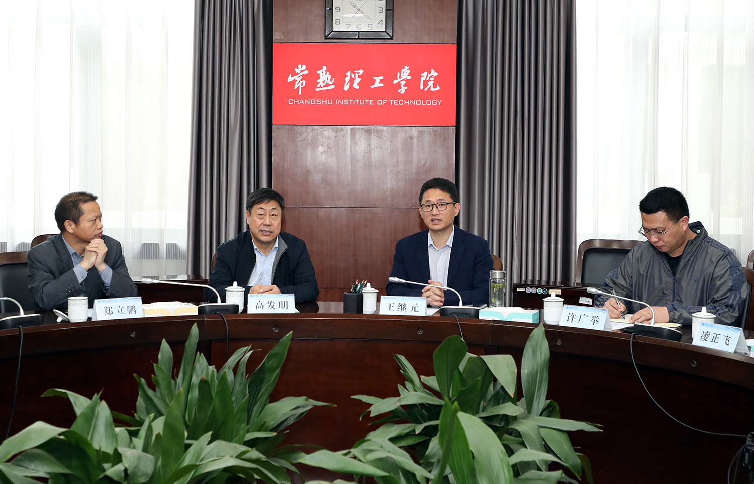 与会领导.JPG