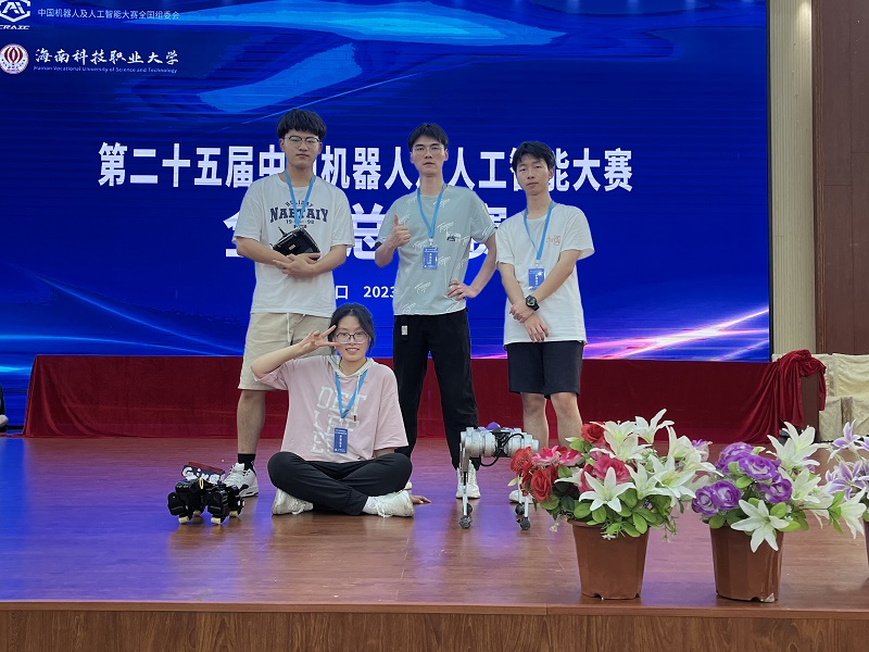国赛后快乐留影，孙伟学⻓最好的毕业典礼.jpg