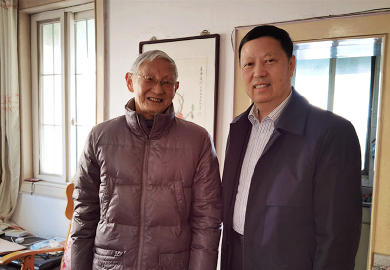 202101141610597282821509.jpg 朱书记慰问陈镇国(12-31).jpg
