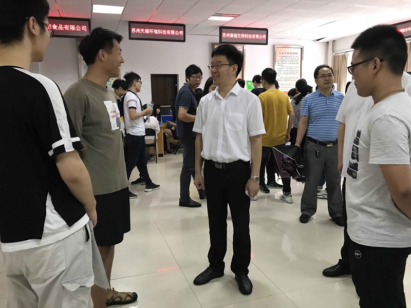 201906211561106586184972.jpg 校领导与学生谈话.jpg