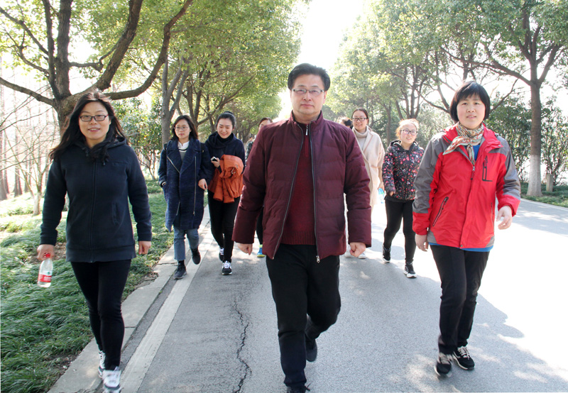 副校长周宏和工会副主席严玢冰 副主席王兆娣健身走.jpg