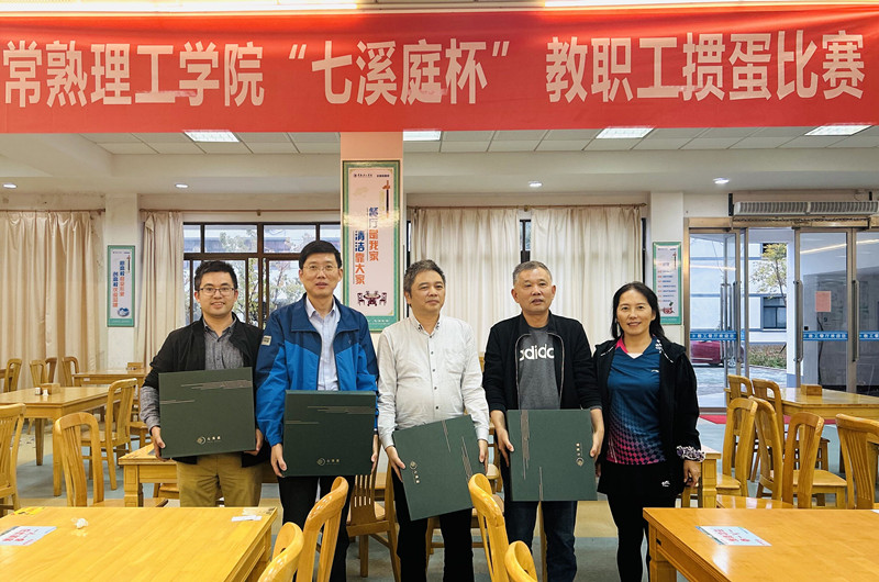 202210281666923292938392.jpg 二等奖获得者颁奖.jpg