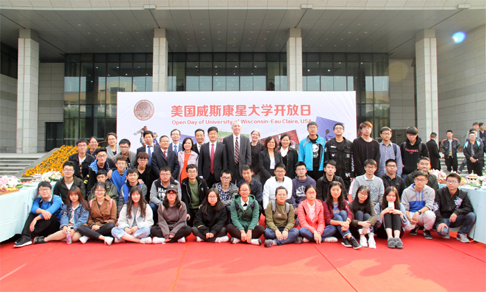 201711101510303612361994.jpg 软件工程专业同学和与会领导老师合影留念.jpg