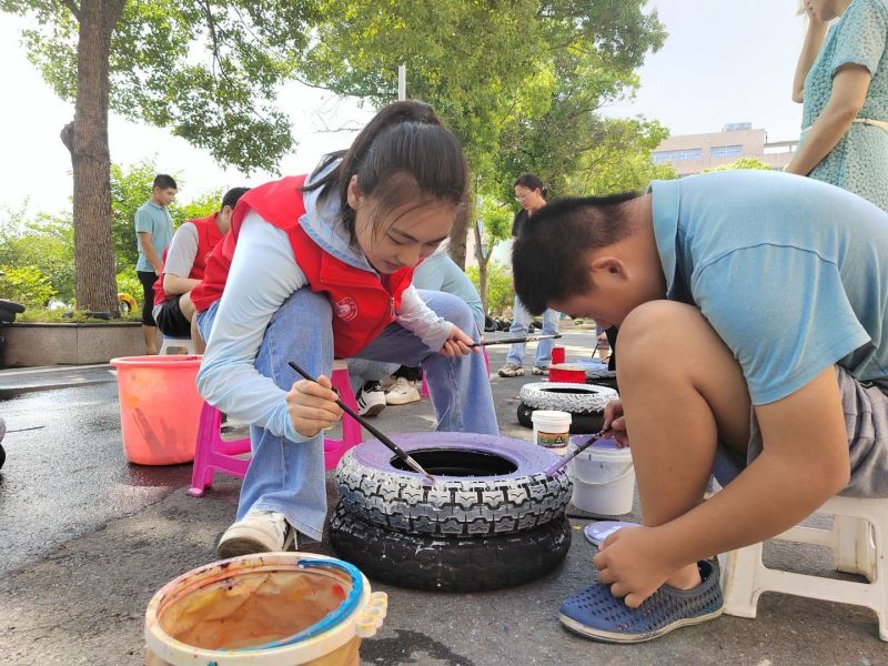 202207261658820953595656.jpg 材料工程学院“青”心汇聚泰兴,返乡助力有我—1+N青年服务实践团成员与唐氏综合症患者绘制轮胎画.jpg