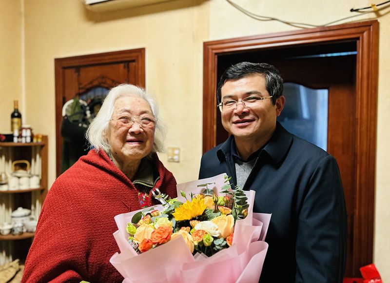 202401161705381983940917.jpg 闫海波慰问顾秀英.jpg