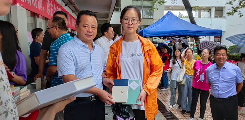 2沈宗根副书记为学生颁发奖品.jpg