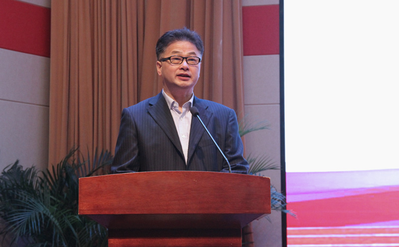 一校党委副书记周宏宣布获得本届体育运动会“体育道德风尚奖”的代表名单.jpg