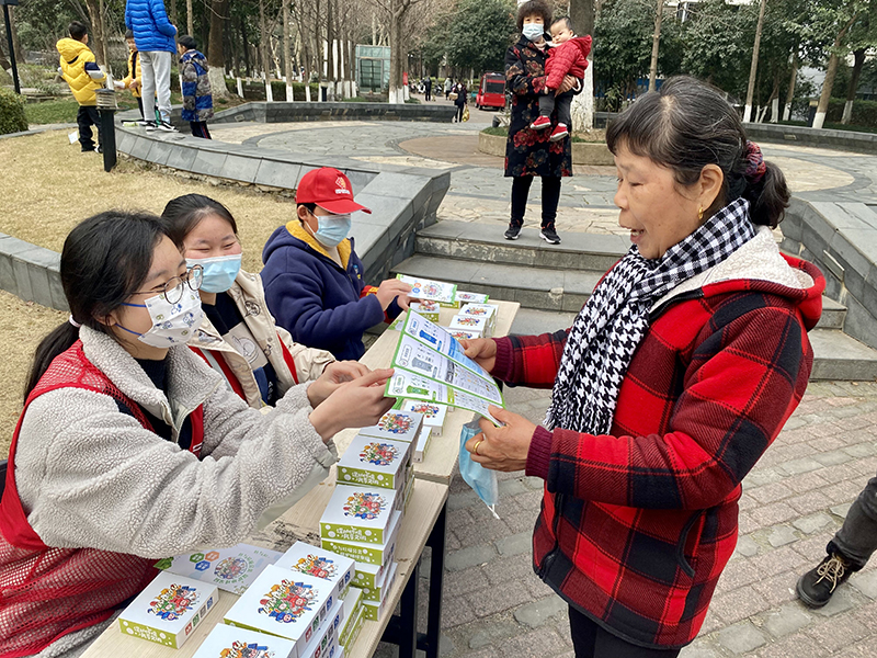 202202141644805363202893.jpg 商学院开展“垃圾分类社区助力”社会实践活动.jpg