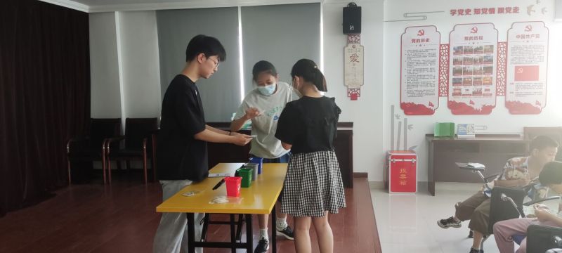 202207261658821503319984.jpg 数学与统计学院”环境保护“实践团赴常熟琴川街道百盛社区开展垃圾分类活动.jpg