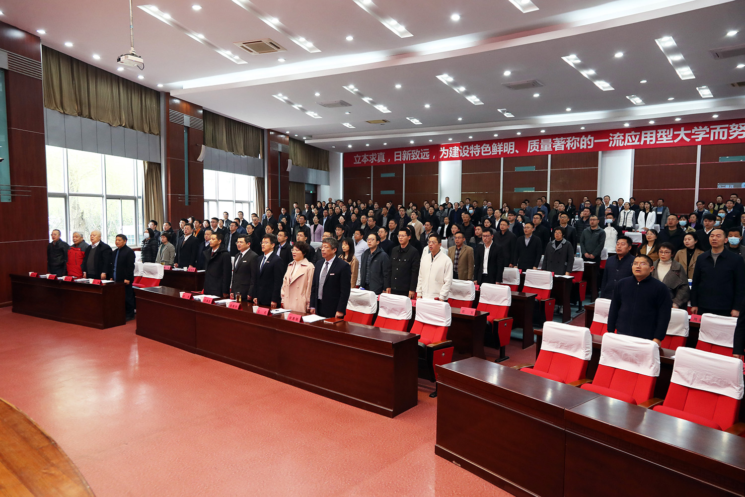 会场唱国歌右前.JPG