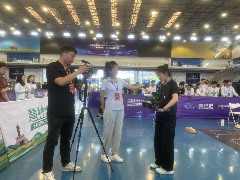 202308281693217339101116.jpg 智慧果园因机器人设计创新独特被媒体采访(苏喆、冯生勇、李茹团队).jpg